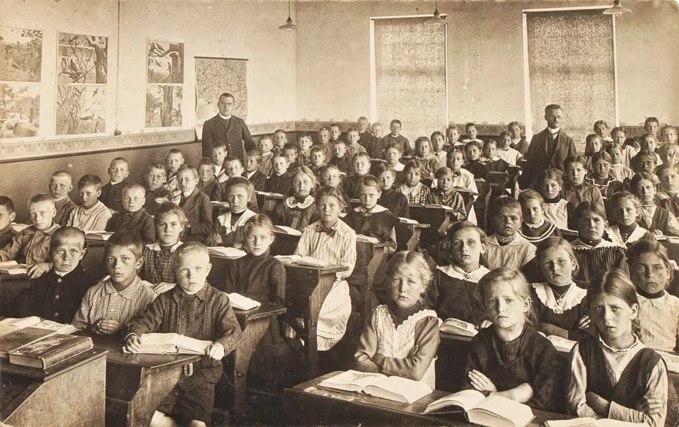 WEB-Vintage-School-Students-02