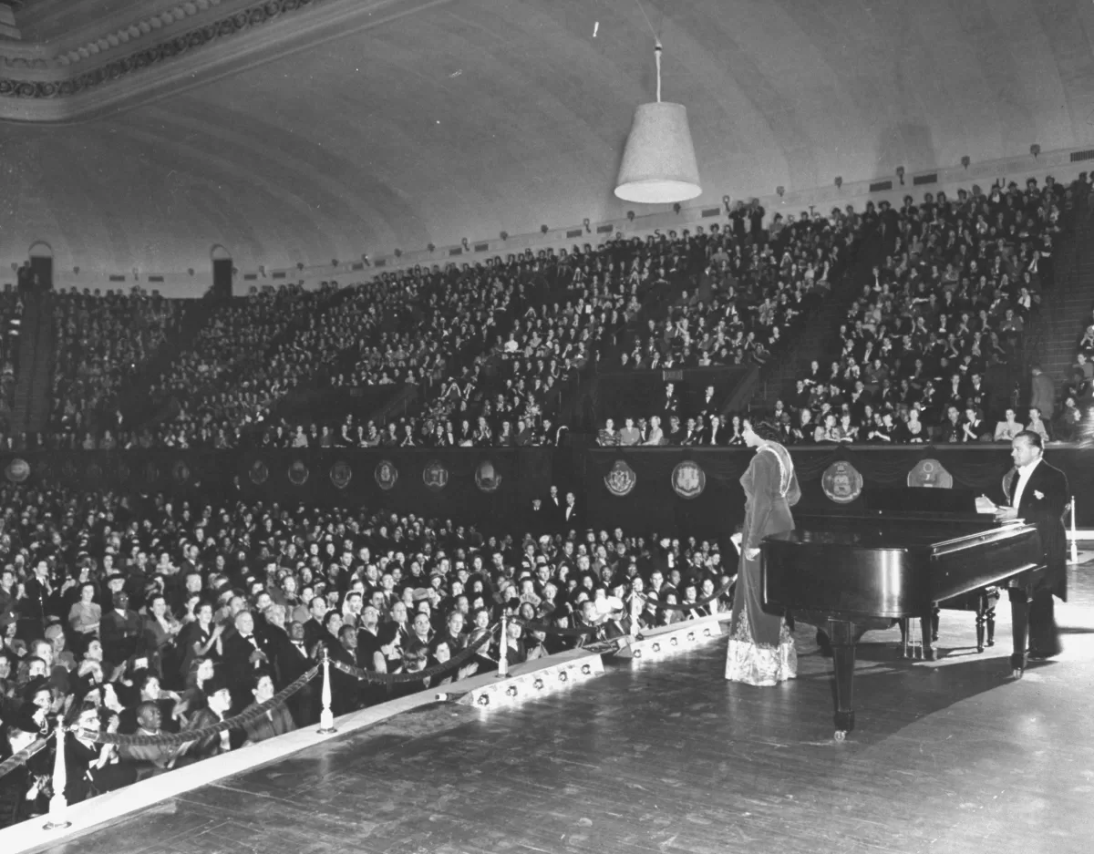 Marian Anderson performing in Constitution Hall_1943a