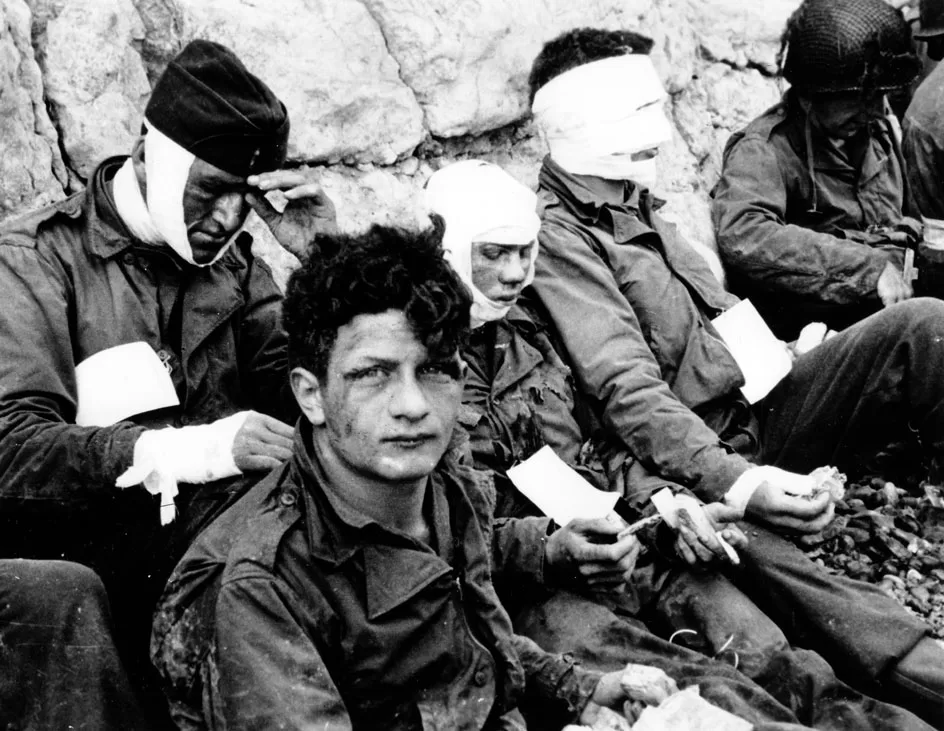WEB-Omaha_Beach_wounded_soldiers,_1944-06-06_P012901