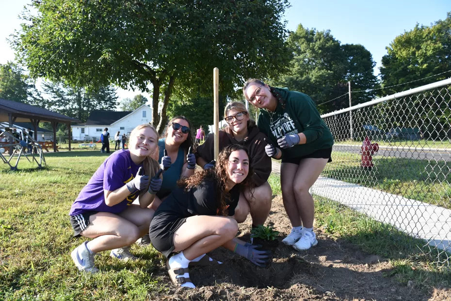 WEB-Girls-Planting